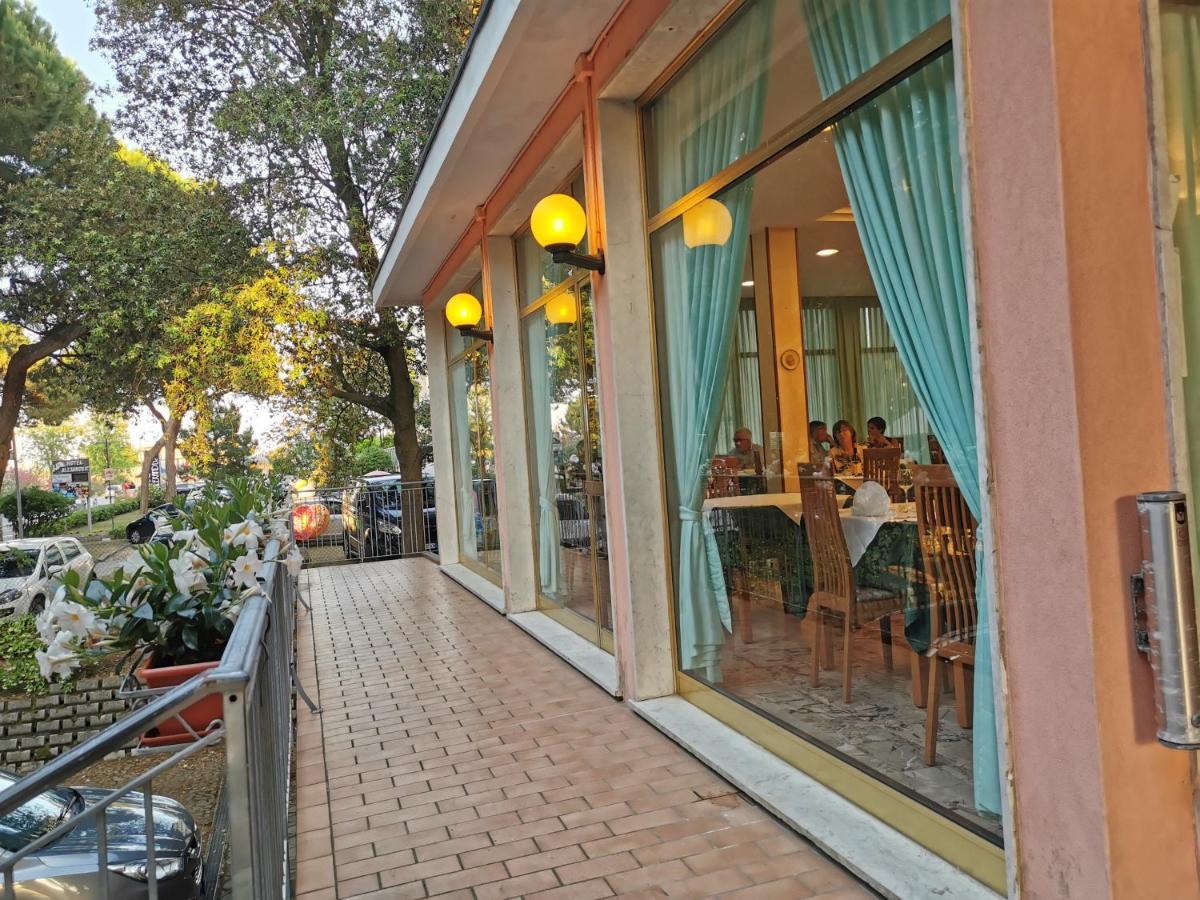 רוסולינה מארה Hotel Pine Beach מראה חיצוני תמונה