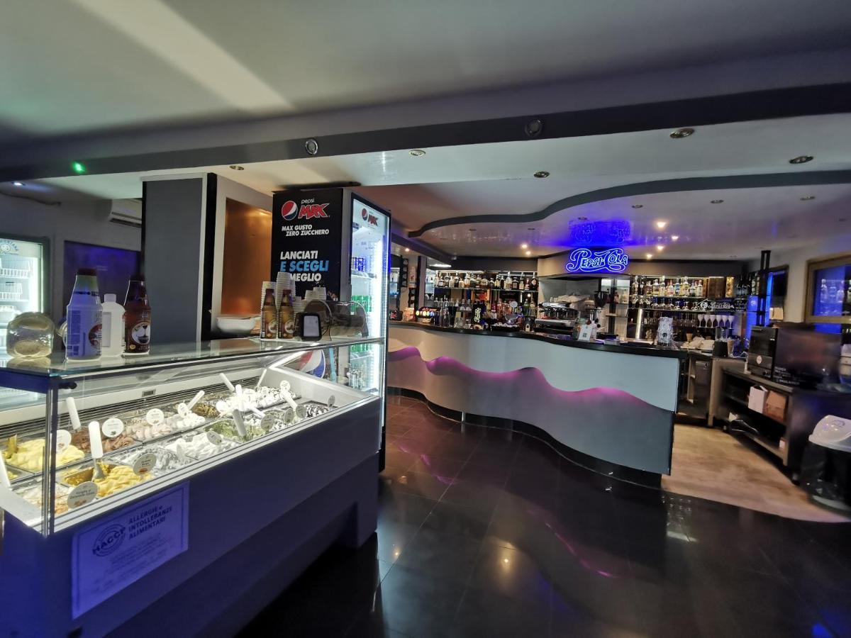 רוסולינה מארה Hotel Pine Beach מראה חיצוני תמונה